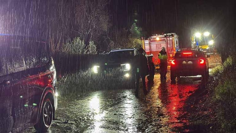 Manisa’da derede mahsur kalan 2 araç kurtarıldı