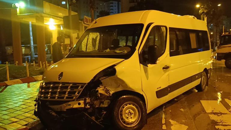 Adanada otomobil ile minibüs çarpıştı: 3 yaralı