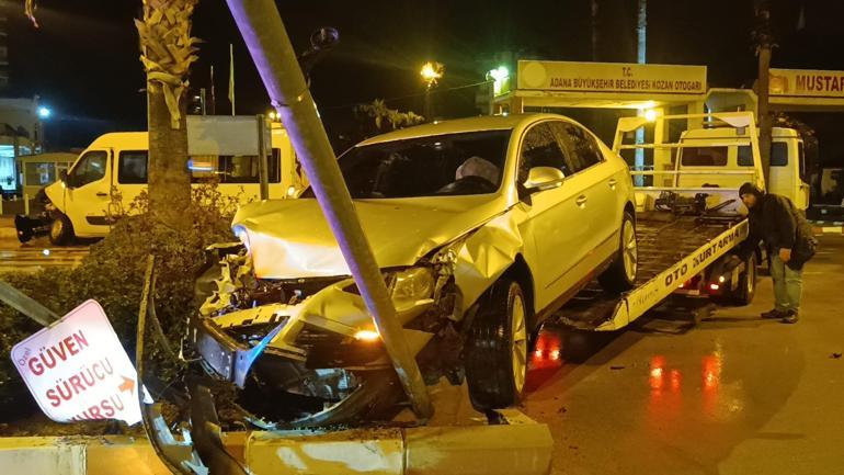 Adanada otomobil ile minibüs çarpıştı: 3 yaralı