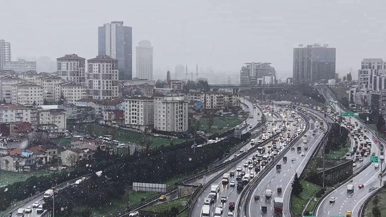 İstanbulda etkili olan kar yağışı havadan görüntülendi