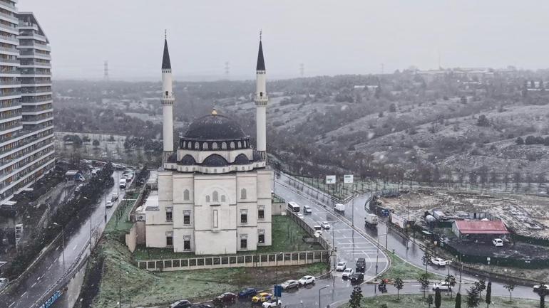İstanbulda etkili olan kar yağışı havadan görüntülendi