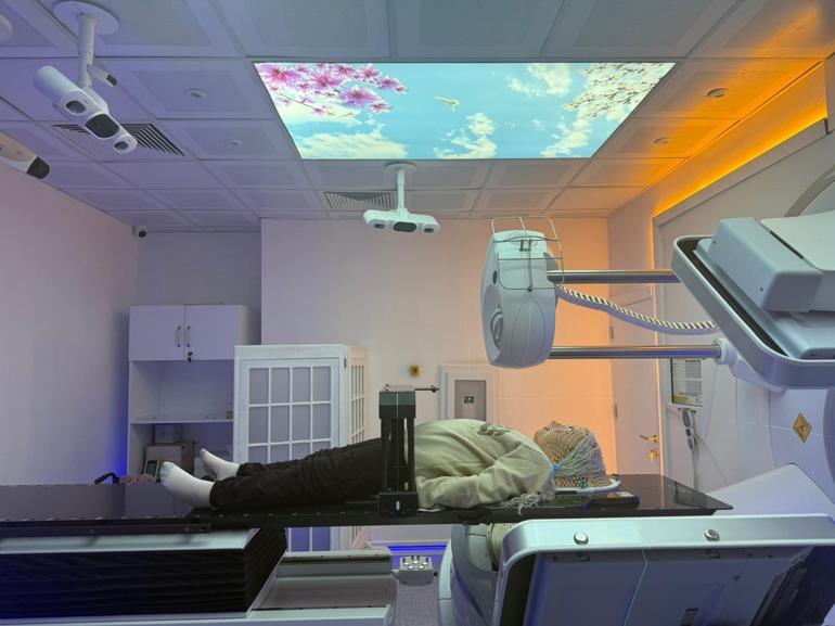 Radyoterapi gören çocuklara çizgi film kahramanlı maske