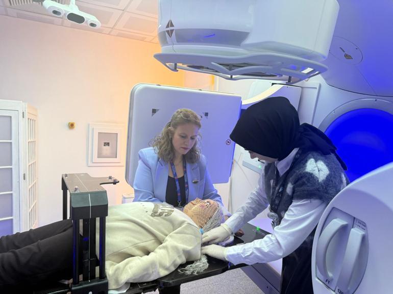 Radyoterapi gören çocuklara çizgi film kahramanlı maske