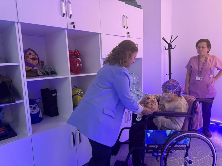 Radyoterapi gören çocuklara çizgi film kahramanlı maske