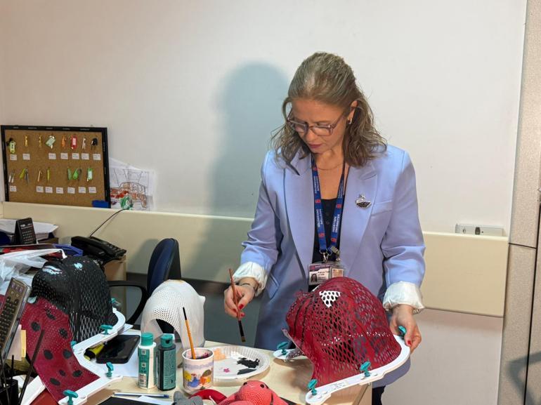 Radyoterapi gören çocuklara çizgi film kahramanlı maske