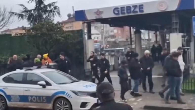 İstasyonda boşanma aşamasındaki eşini başından vurarak öldürdü