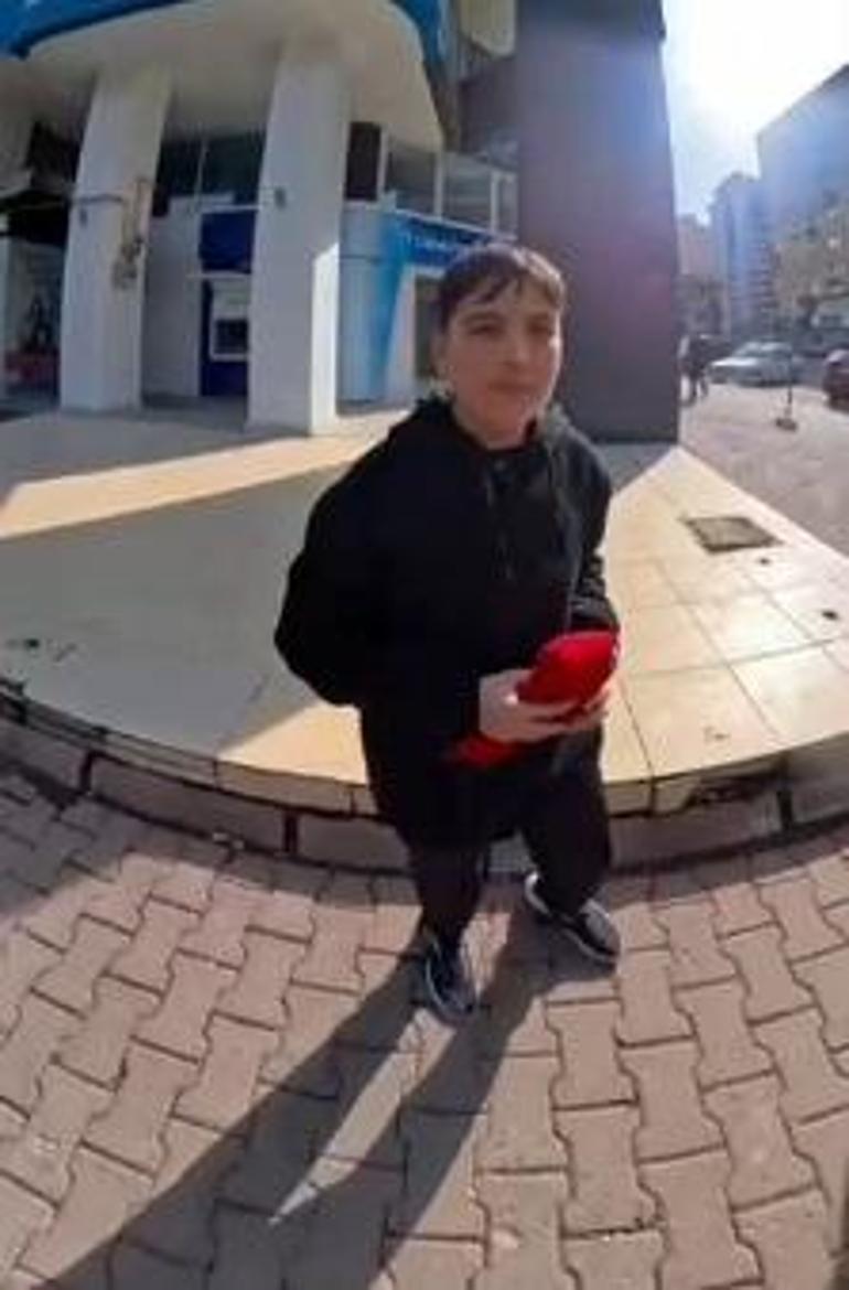 Yerdeki bayrağı koşarak aldı; o anlar kamerada