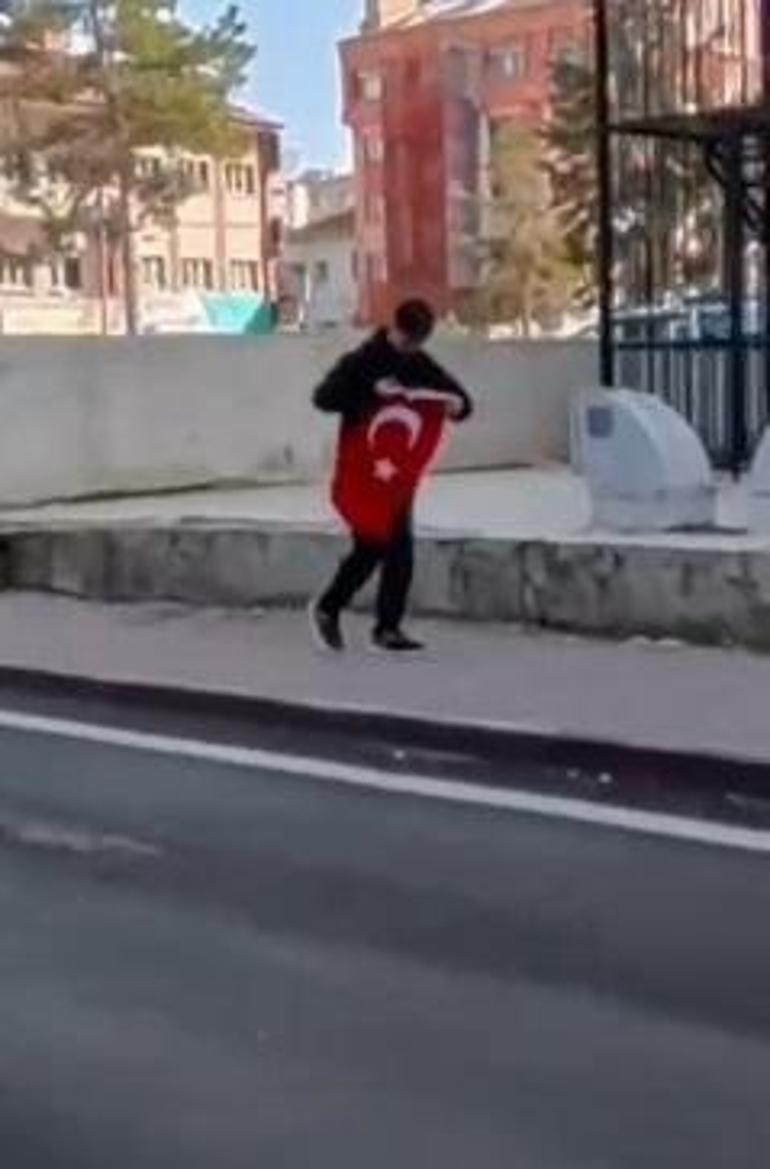 Yerdeki bayrağı koşarak aldı; o anlar kamerada
