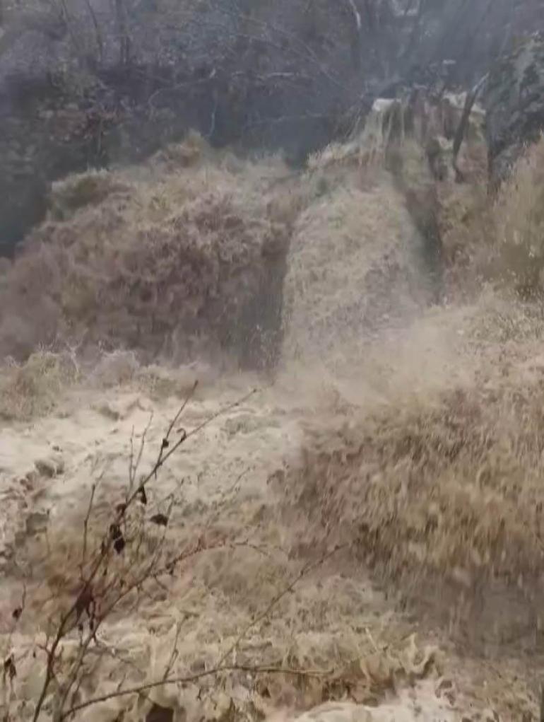 Kahramanmaraş’ta dere taştı, mahsur kalan vatandaş iş makinesiyle kurtarıldı