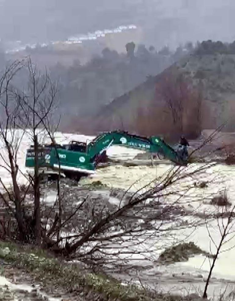 Kahramanmaraş’ta dere taştı, mahsur kalan vatandaş iş makinesiyle kurtarıldı