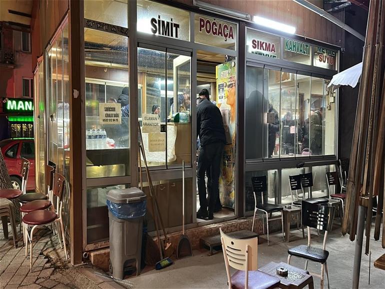 Çayevinde bıçaklı saldırı kamerada