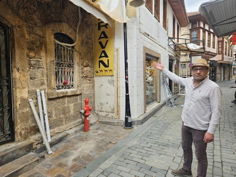 Antalyanın tarihi ve turistik merkezi Kaleiçinde tente krizi