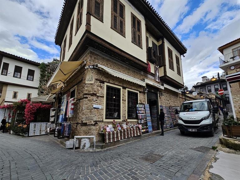 Antalyanın tarihi ve turistik merkezi Kaleiçinde tente krizi