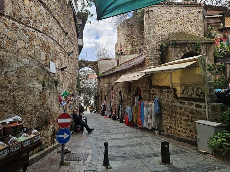 Antalyanın tarihi ve turistik merkezi Kaleiçinde tente krizi