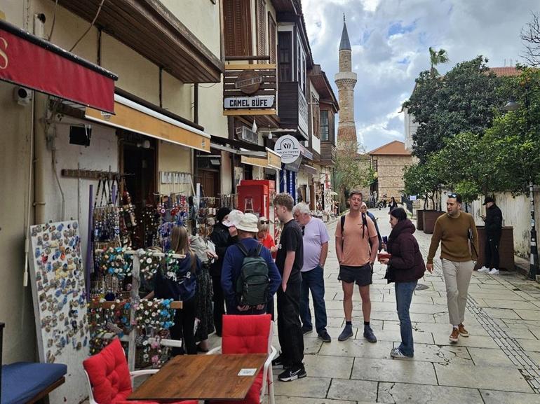 Antalyanın tarihi ve turistik merkezi Kaleiçinde tente krizi
