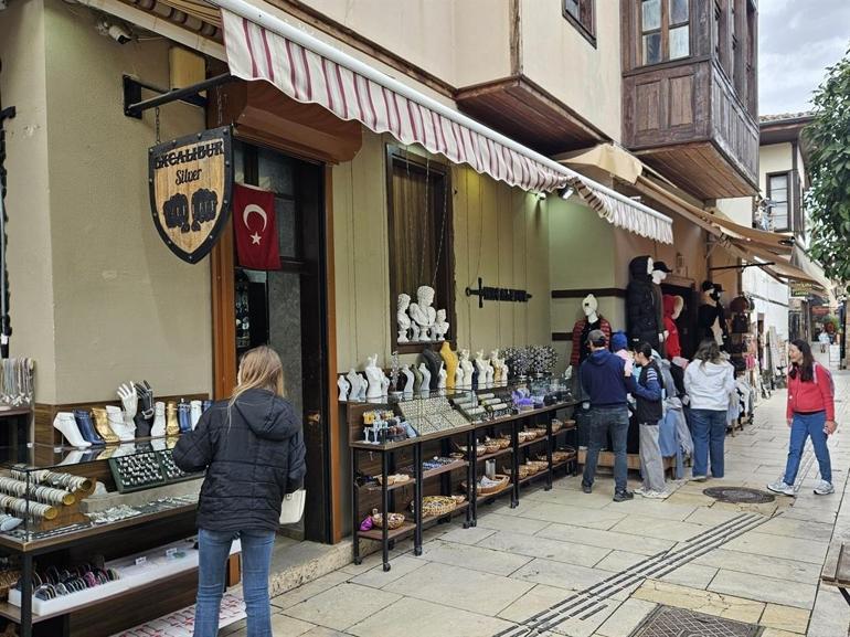 Antalyanın tarihi ve turistik merkezi Kaleiçinde tente krizi