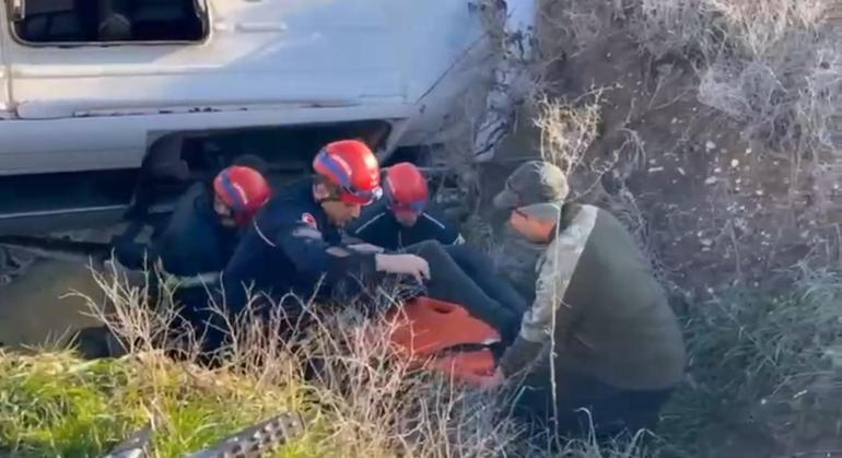 Öğrenci servisi, dereye düştü: 2si ağır 9 yaralı