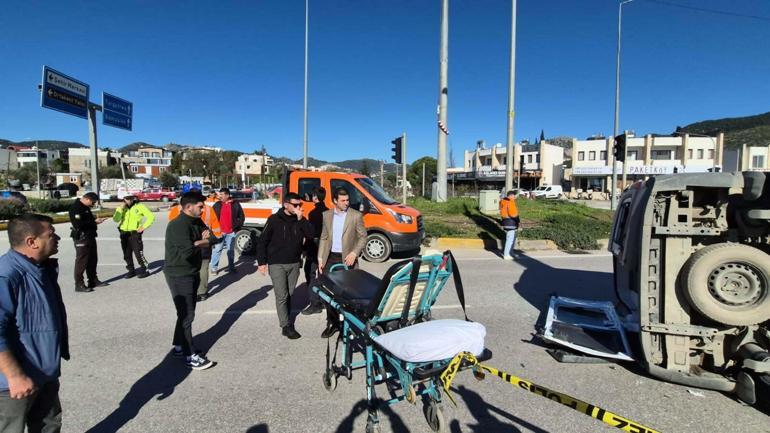 Cipe çarpmamak için sürücüsünün manevra yaptığı ambulans devrildi; 4 yaralı