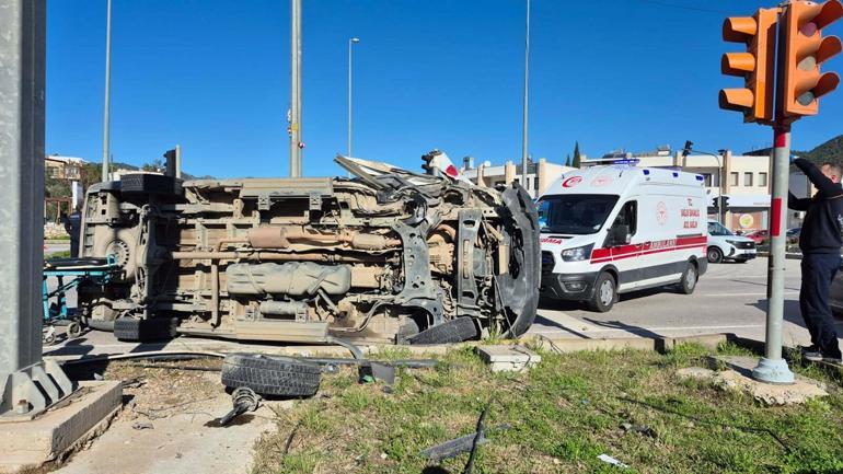 Cipe çarpmamak için sürücüsünün manevra yaptığı ambulans devrildi; 4 yaralı