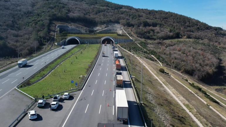 Kuzey Marmara Otoyolunda tünelde tanker devrildi; trafik yoğunluğu oluştu