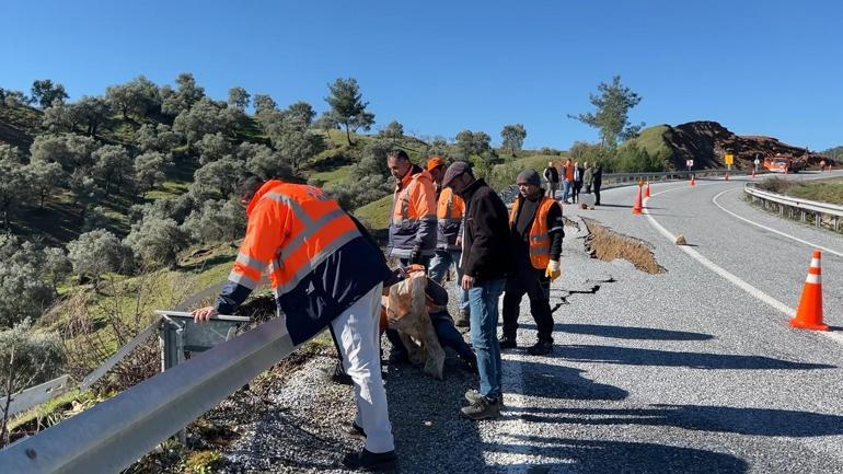 Aydında toprak kayması; kara yolu kısmen çöktü