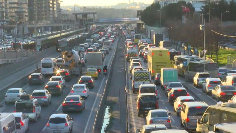İstanbulda ilk iftar öncesi trafik yoğunluğu yüzde 85e ulaştı