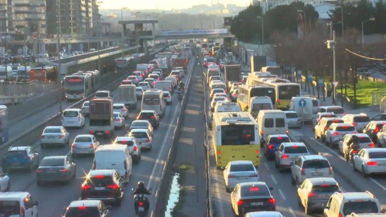 İstanbulda ilk iftar öncesi trafik yoğunluğu yüzde 85e ulaştı