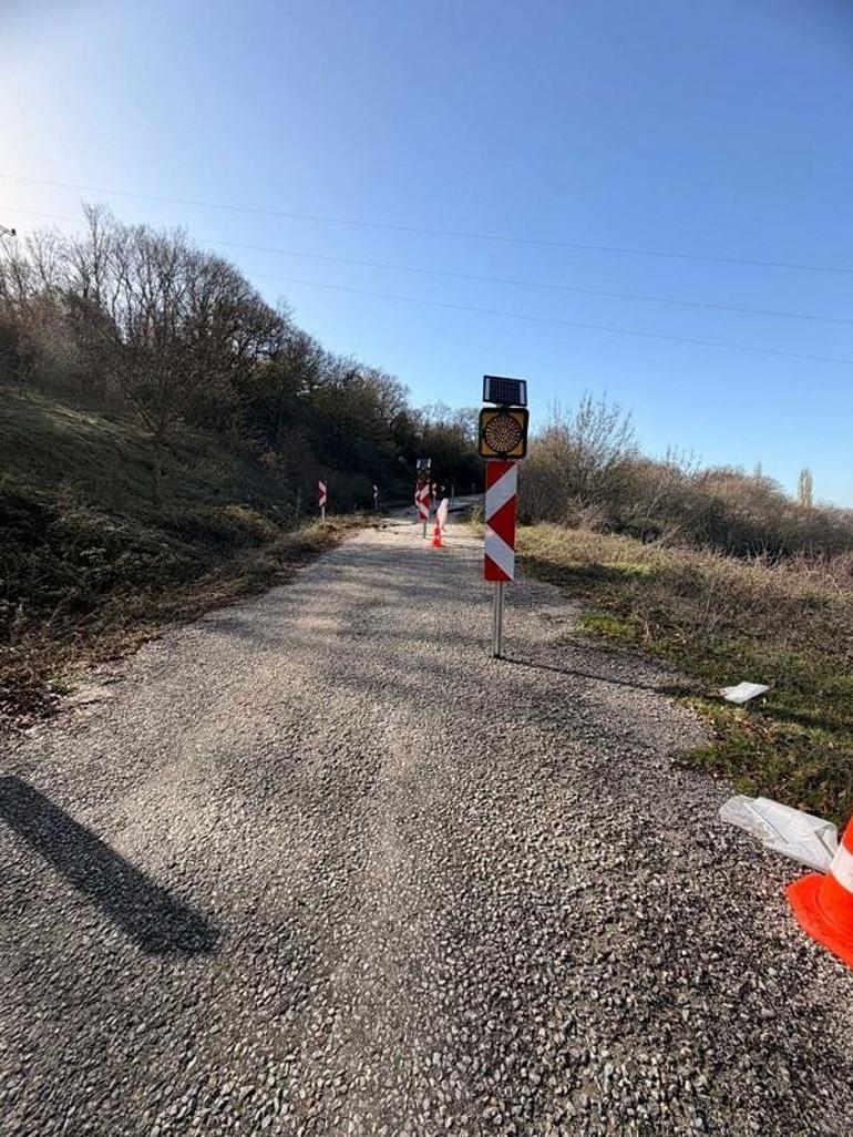 Balıkesir’de heyelanda mahalle yolu ulaşıma kapandı