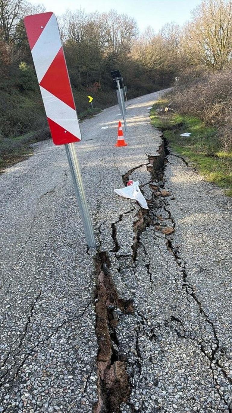 Balıkesir’de heyelanda mahalle yolu ulaşıma kapandı