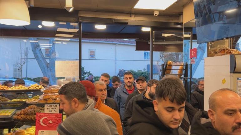Beyoğlunda ilk iftar öncesi pide kuyruğu