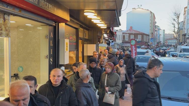 Beyoğlunda ilk iftar öncesi pide kuyruğu