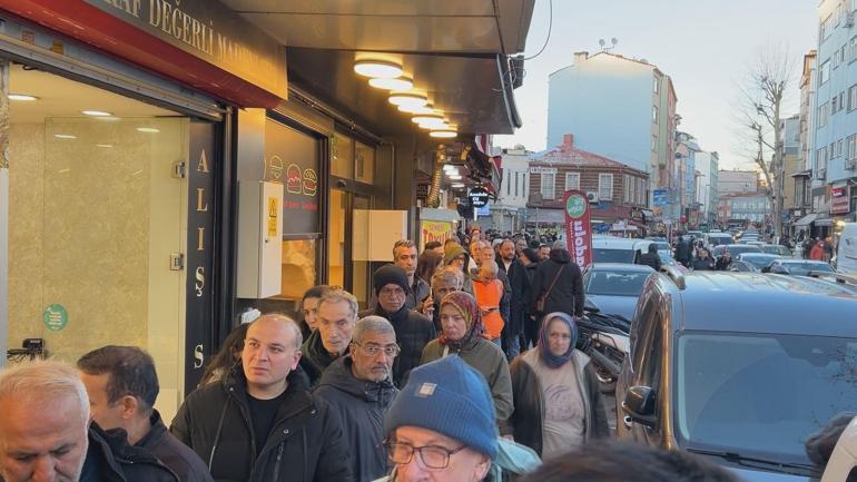 Beyoğlunda ilk iftar öncesi pide kuyruğu