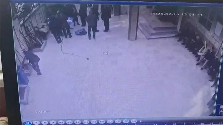 Sultangazide cami avlusunda dayısına kaldırım taşıyla saldıran şüpheli yakalandı