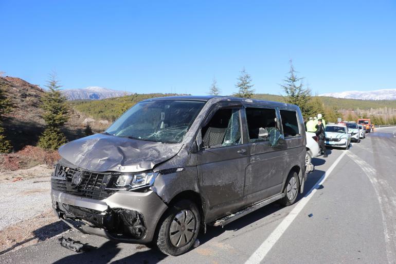 Minibüsle çarpışan kamyonetin sürücüsü ile oğlu öldü