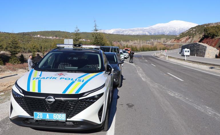 Minibüsle çarpışan kamyonetin sürücüsü ile oğlu öldü