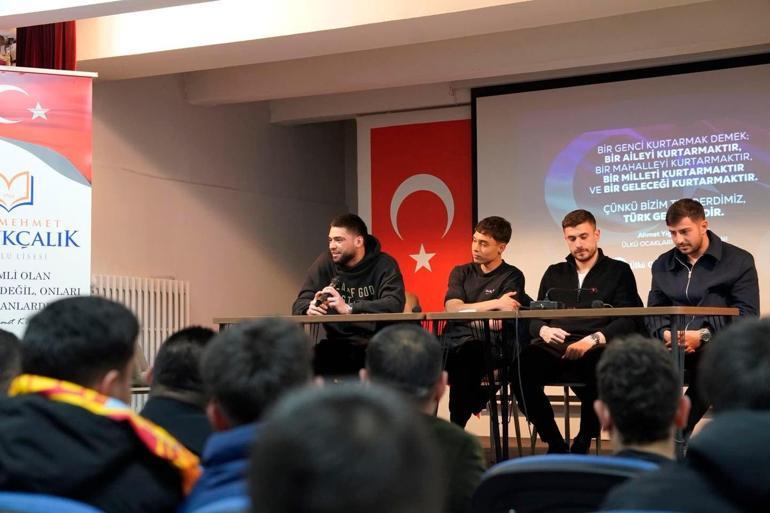 Zecorner Kayserisporlu futbolcular liselilerle söyleşide buluştu