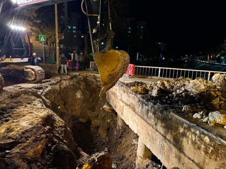 Mersinde dere üzerindeki köprü kısmen çöktü