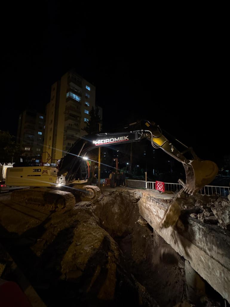 Mersinde dere üzerindeki köprü kısmen çöktü