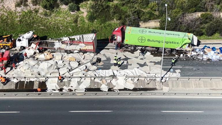 TEMde lastiği patlayan TIRa çarpan TIR devrildi: İstanbul yönü ulaşıma kapandı