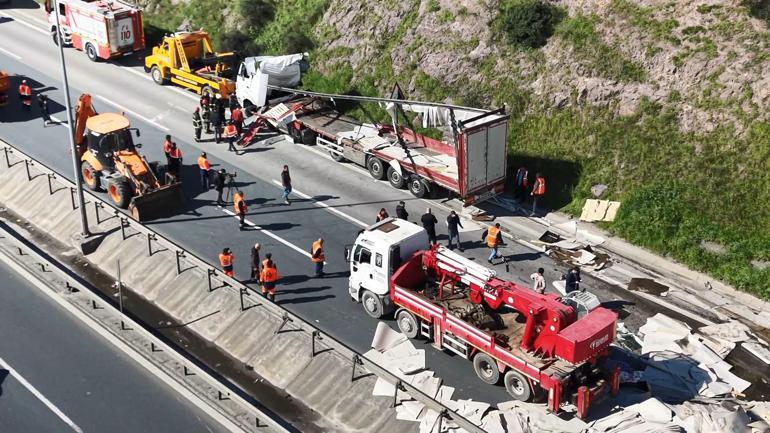 TEMde lastiği patlayan TIRa çarpan TIR devrildi: İstanbul yönü ulaşıma kapandı