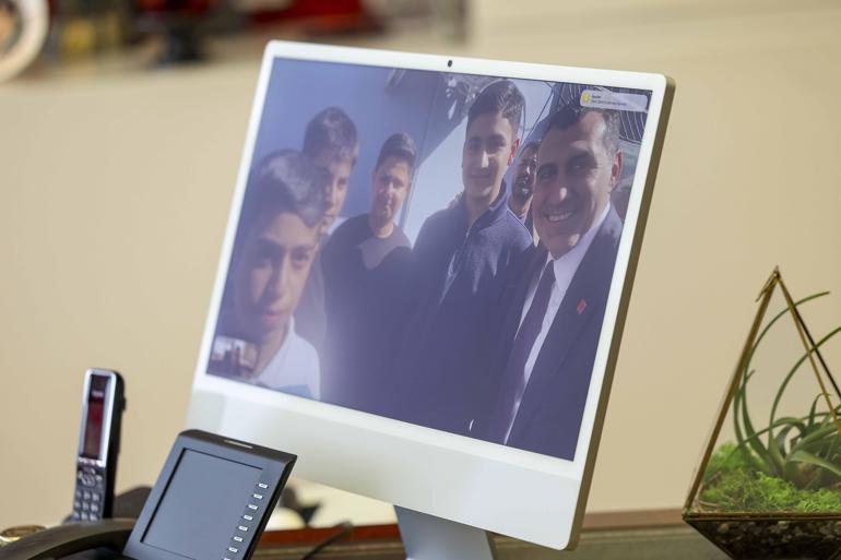 Özgür Özel, Adanada Atatürk büstünü fırtınadan koruyan öğrencilerle görüştü