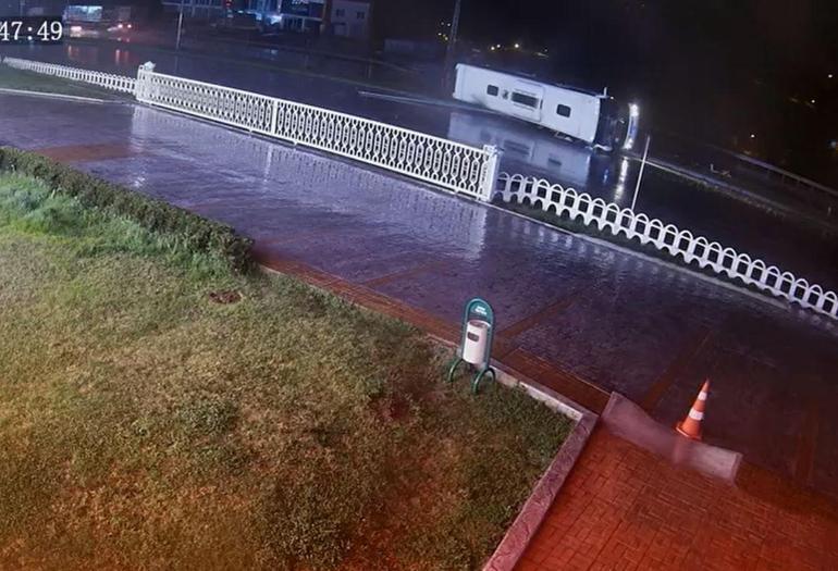 Yolcu otobüsünün yan yattığı kazanın görüntüleri ortaya çıktı