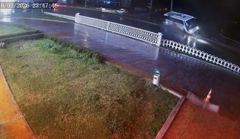 Yolcu otobüsünün yan yattığı kazanın görüntüleri ortaya çıktı