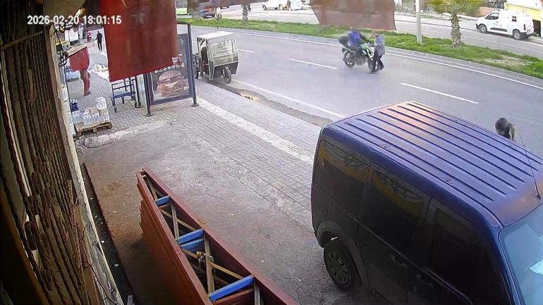 Adana’da motosikletin çarptığı yaya yaralandı; kaza anı kamerada