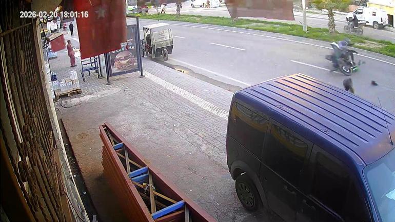 Adana’da motosikletin çarptığı yaya yaralandı; kaza anı kamerada