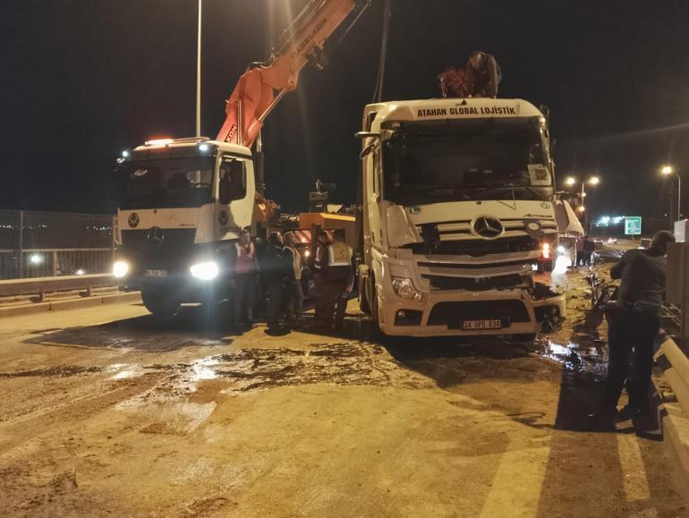 Büyükçekmece TEM Otoyolunda TIR devrildi; şoförü yaralandı