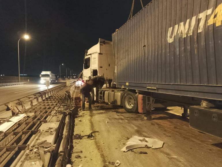 Büyükçekmece TEM Otoyolunda TIR devrildi; şoförü yaralandı