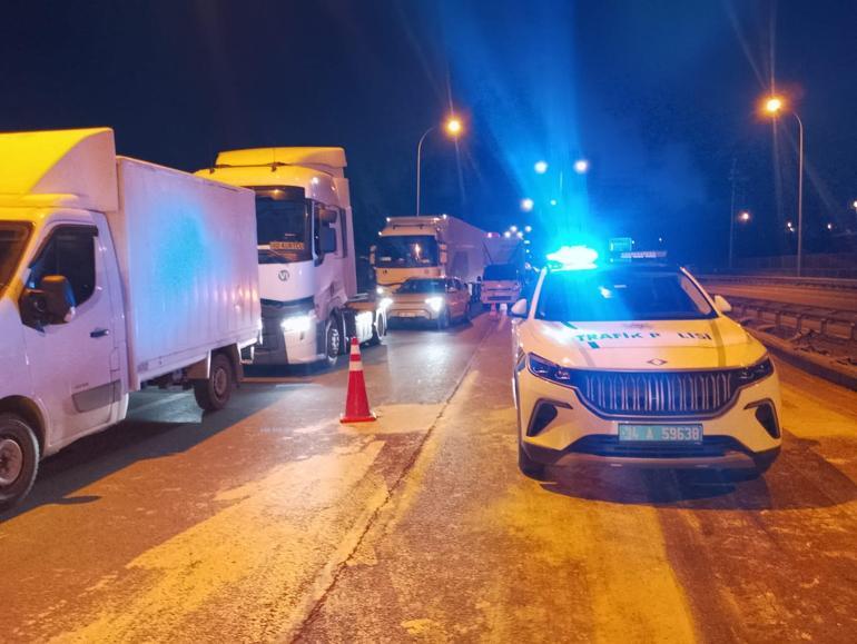 Büyükçekmece TEM Otoyolunda TIR devrildi; şoförü yaralandı