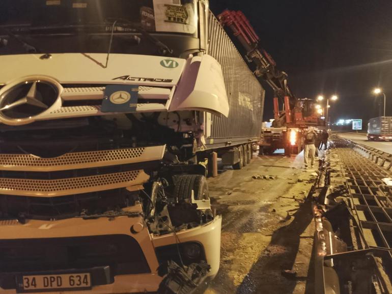 Büyükçekmece TEM Otoyolunda TIR devrildi; şoförü yaralandı