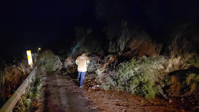 Bursada mahalle yolu heyelan nedeniyle ulaşıma kapandı